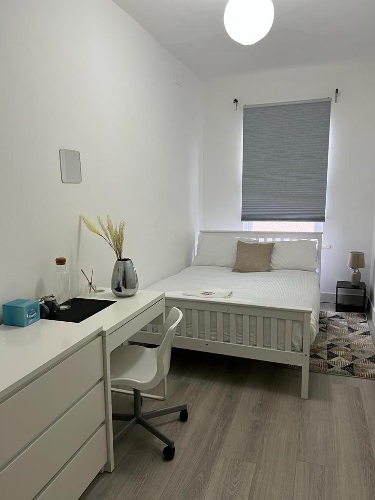 Comfortable Double Bed Located Near City Centre, Suitable For Contractors Health Care Professionals Or Long Business Stays In Coventry Or Delightful Holidays In Coventry Or Within The West Midlands Area Free Wifi Tea And Coffee Provided Bagian luar foto